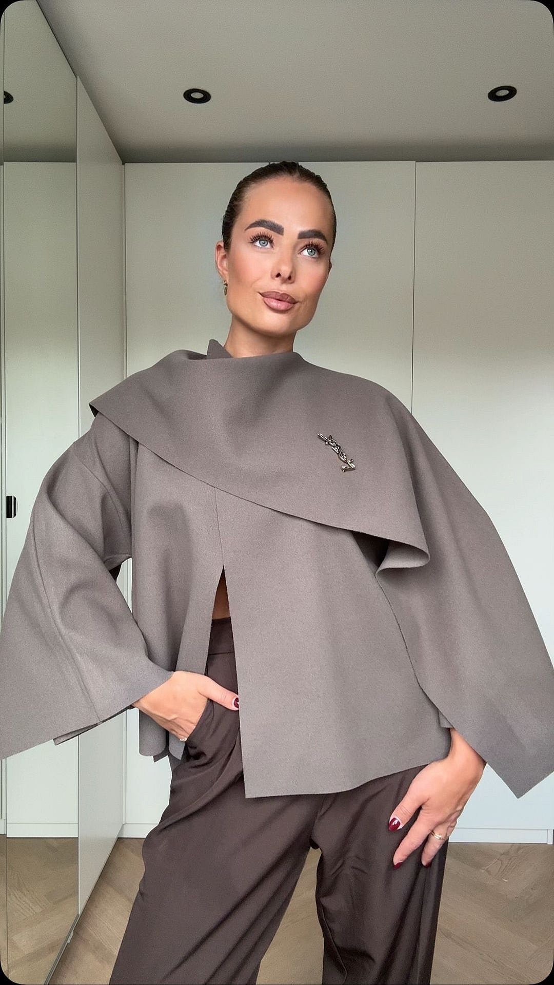 Cape Jas Taupe | Molly