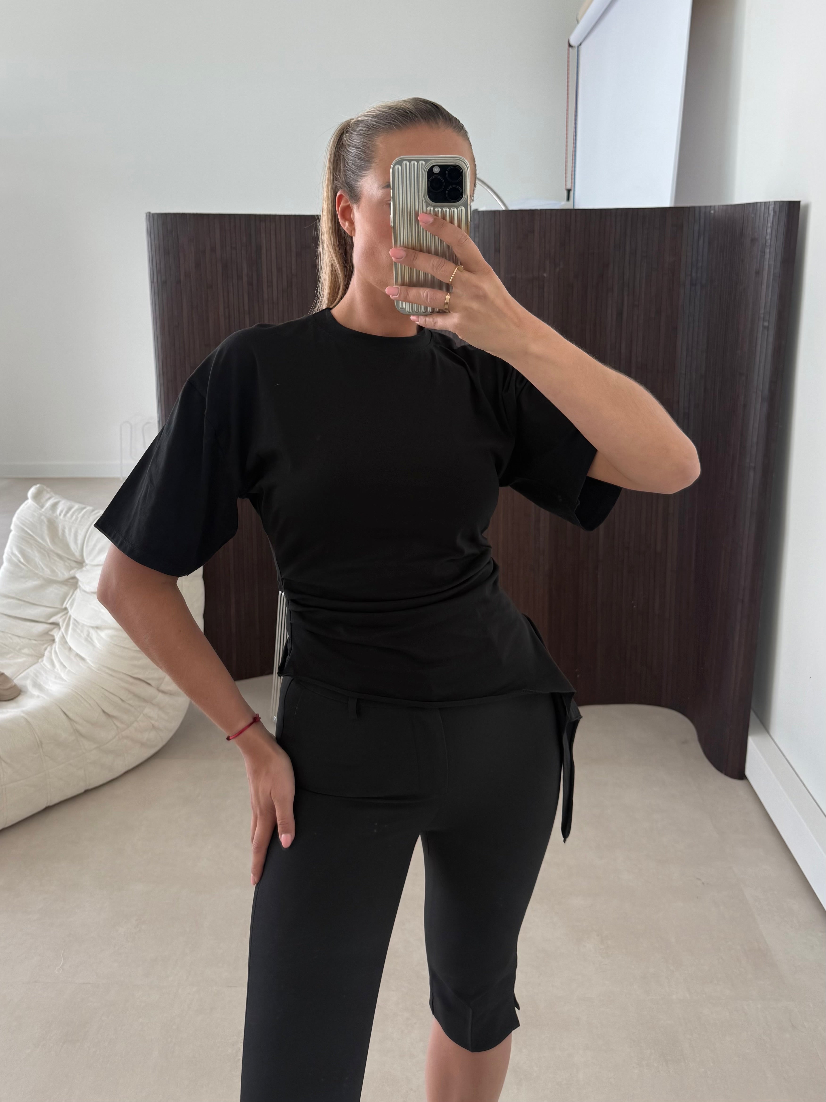 T-shirt Asymmetrisch Zwart | Thirza