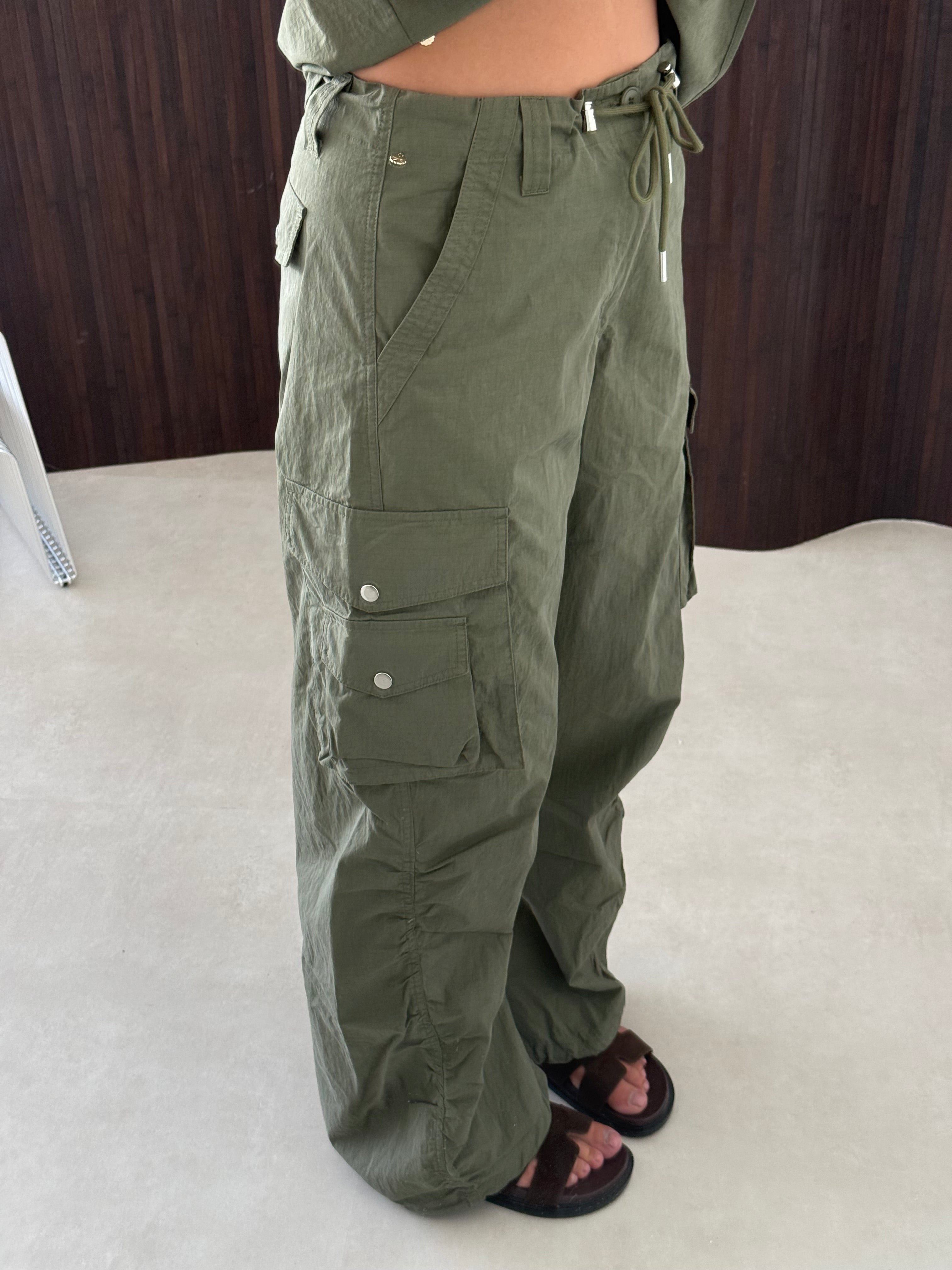 Ambika Parachute Pants Army Groen | Alisa