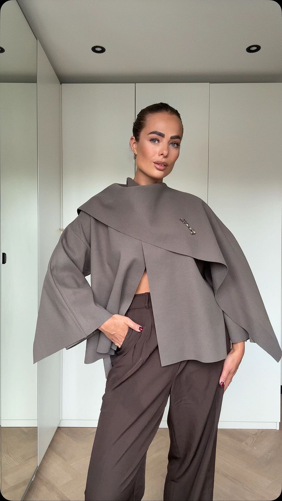 Cape Jas Taupe | Molly