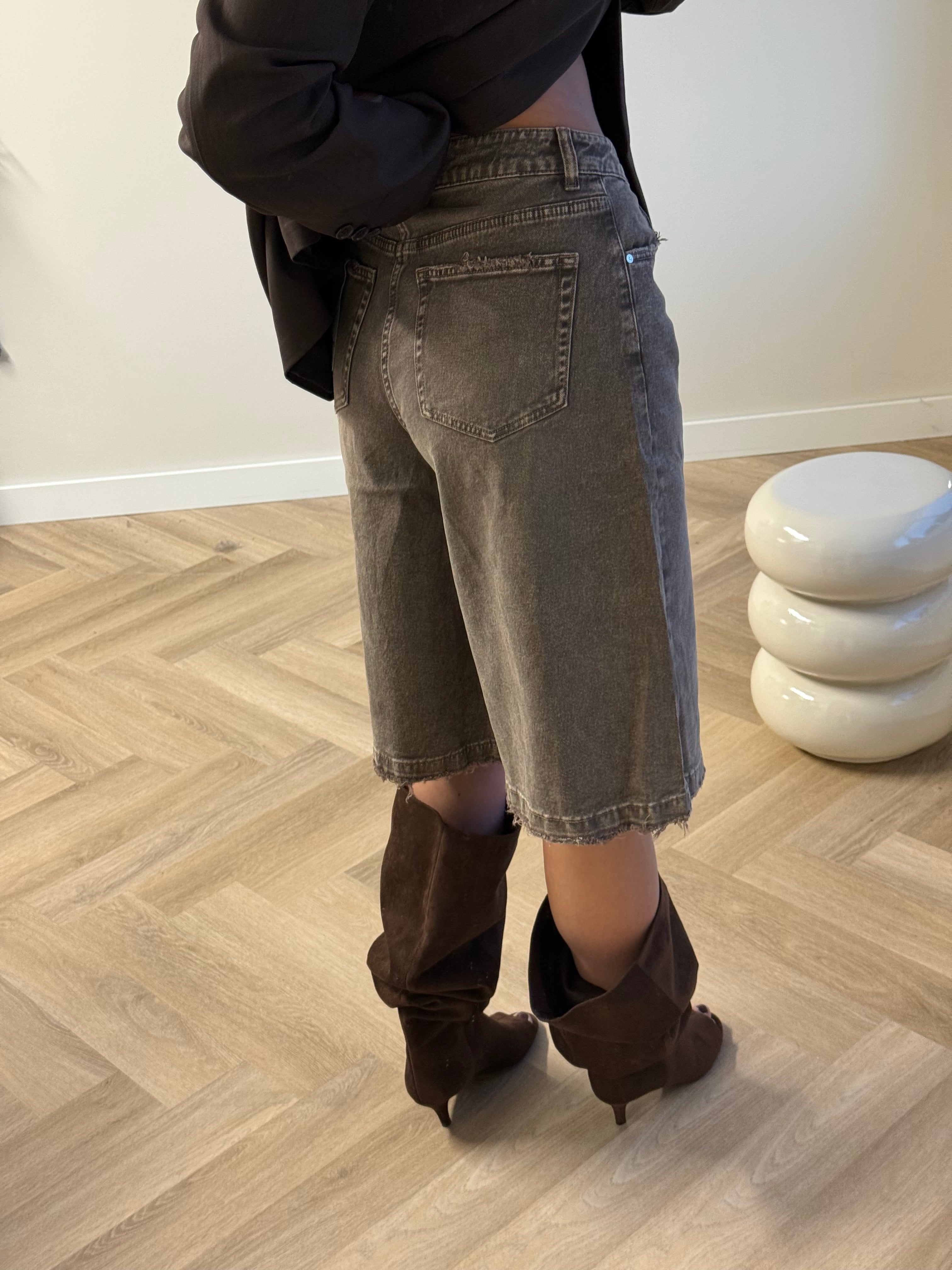 Queen Hearts Stretch Washed Denim Jort | Bruin