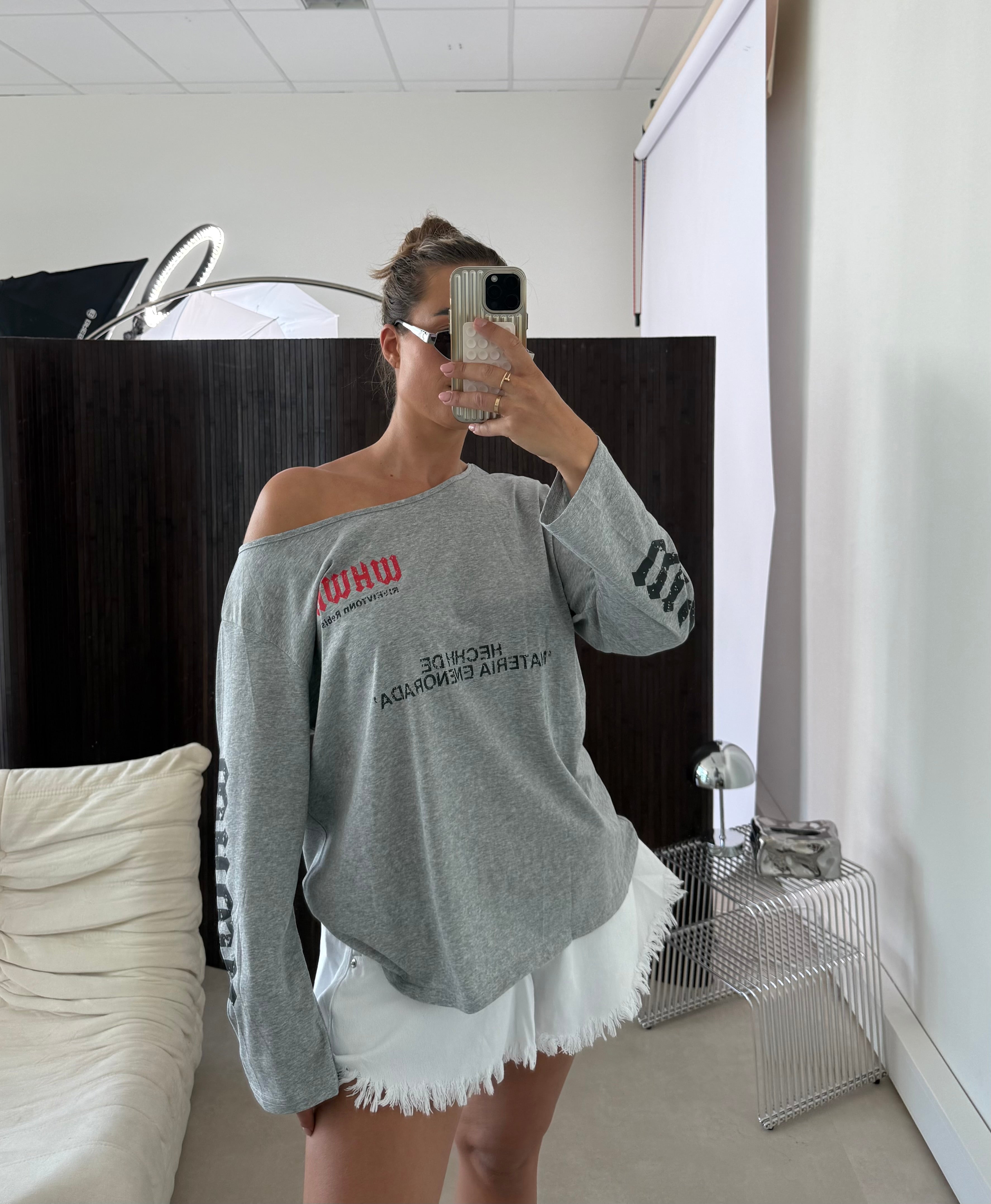 Statement Off Shoulder Tee Grijs | Semmie